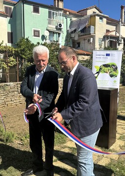 Slovesno rezanje traku. Z leve Milan Bogatič in Iztok Škerlič.